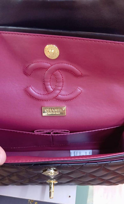 Chanel

Good quality 

with box 
🎁🎁🎁

95 dhs❣️

Zain186
♥️♥️♥️