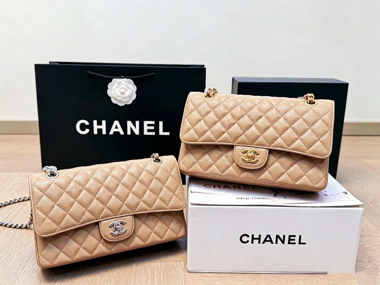 CHANEL NEW CAME HIGH QUALITY WITH FOLDING BOX 
130 dhs🇦🇪🇦🇪
(caviar)

Zain295
♥️♥️♥️