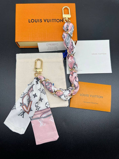Louis Vuitton 🦋*
Bag charms ❤️‍🔥
Master quality 💯
With normal boxes 📦 
45 dhs🪙🌨️
With master box 🗃️ 
60 dhs🪙🌨️

Zain216
♥️♥️♥️