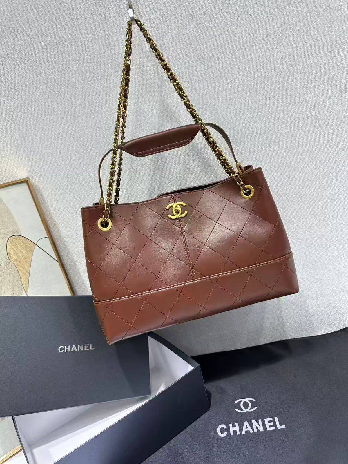 Chanel  
100 dhs❣️
with box 📦 

Good quality 

Zain253
♥️♥️♥️