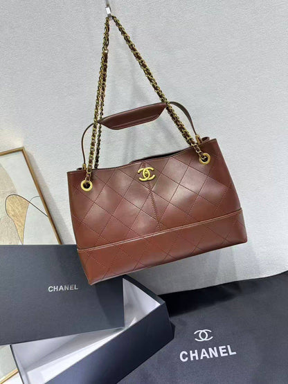 Chanel  
100 dhs❣️
with box 📦 

Good quality 

Zain253
♥️♥️♥️