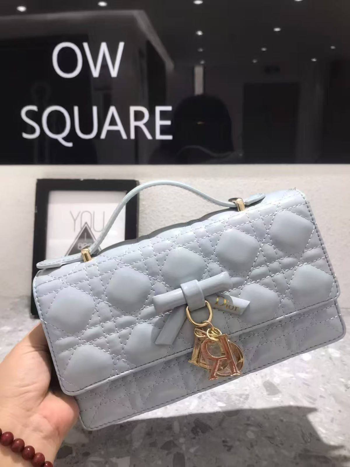 Dior
120 dhs🇦🇪🇦🇪
with box

Zain265
♥️♥️♥️