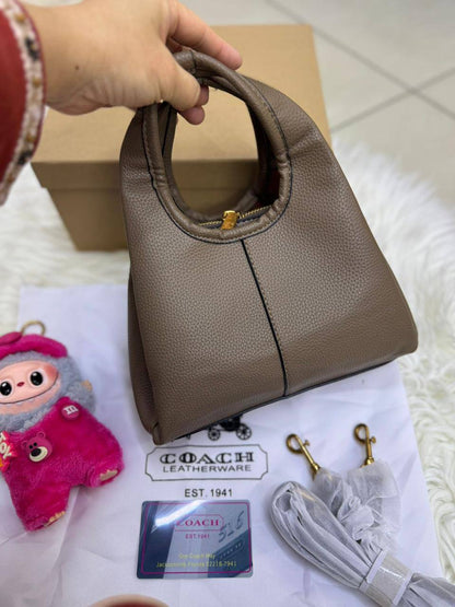 ❤️ Coach Lana
1⃣️ First quality +🎁
Size: 23 *16 cm

90 dhs🌺

with box🎁

Zain115
♥️♥️♥️