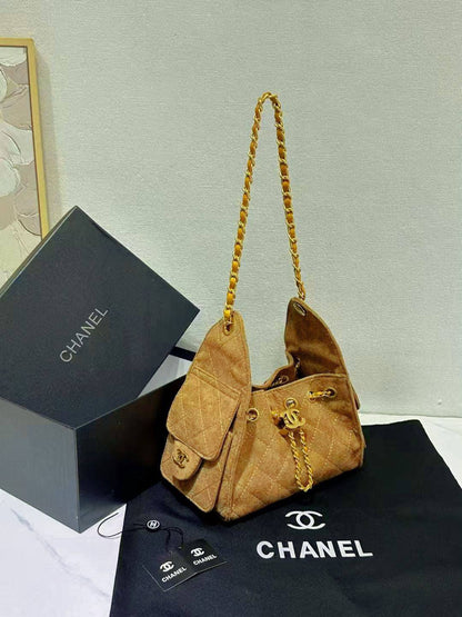 CHANEL 

NEW CAME 
HIGH QUALITY  

WITH BOX 
120 dhs🇦🇪🇦🇪

20cm

Zain39
♥️♥️♥️