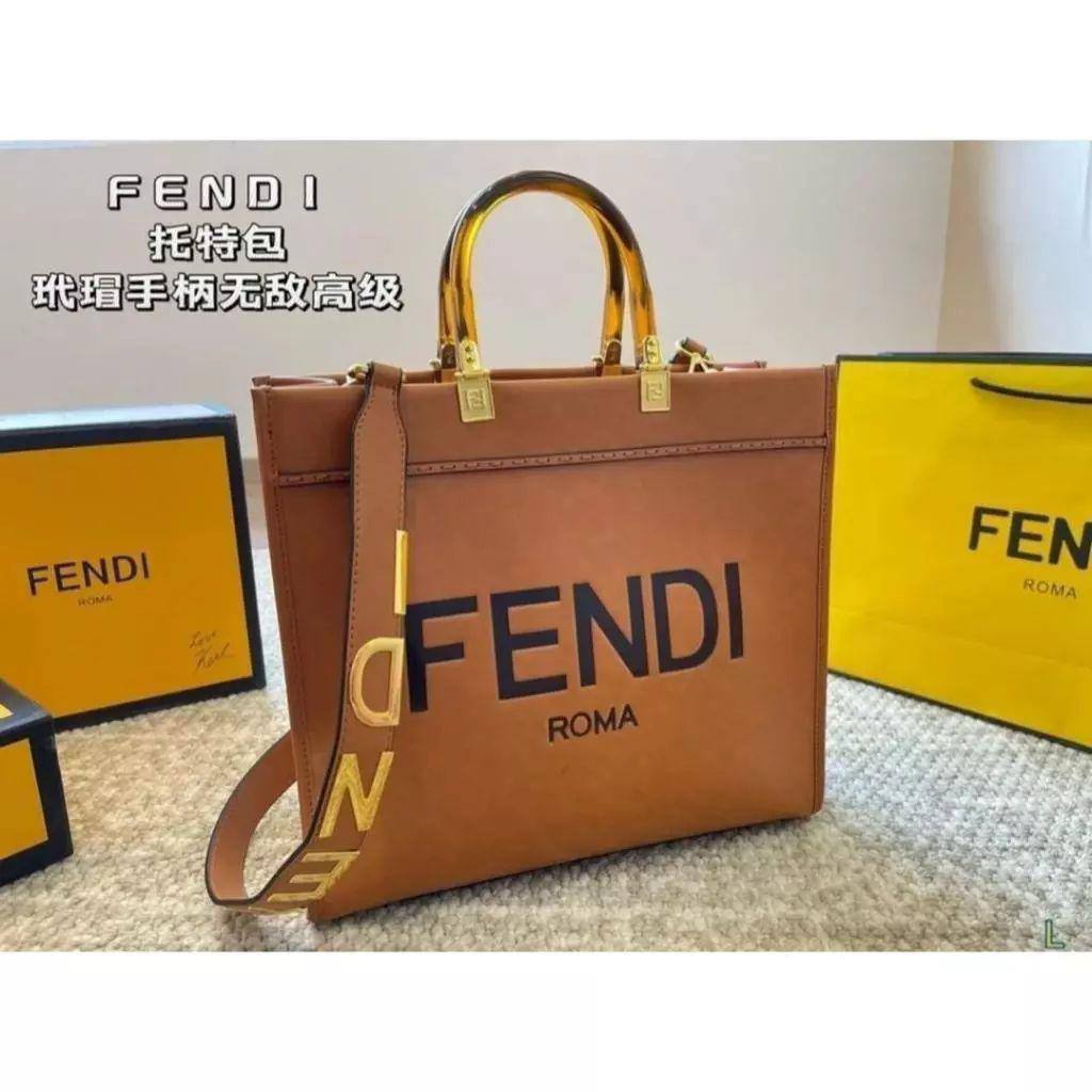 FENDI TOTE 
GOOD QUALITY 💯
110 DHS✅

Zain28
♥️♥️♥️