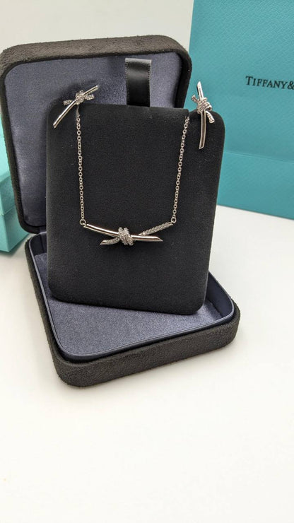Tiffany & Co
*Master Quality* 
*Necklace & Earrings*
120 dhs✅ with Normal Box 🎁 
160 dhs✅ with Master Box 🎁

Zain210
♥️♥️♥️