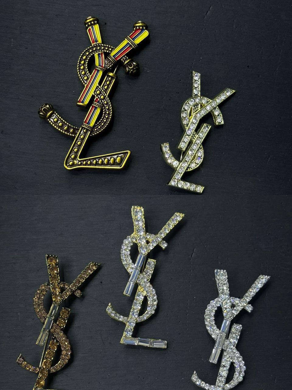 BROOCH Jewelry 🔥*
Non tarnish 💯
good quality 💯
With black boxes 🗃️ 
20 dhs❣️
With normal boxes 📦 
And paper bag🛍️
30 dhs❣️

Zain216
♥️♥️♥️