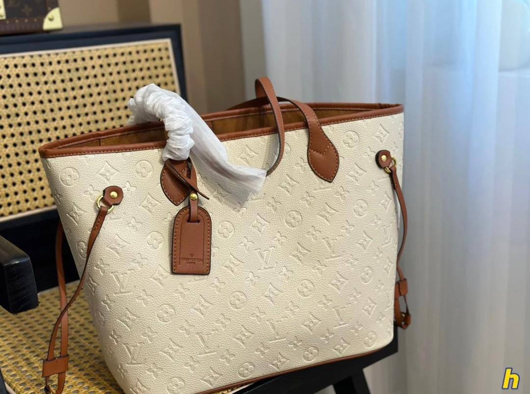 LV 
100 dhs✅
with box
size 43×6×28cm

Zain42
♥️♥️♥️
