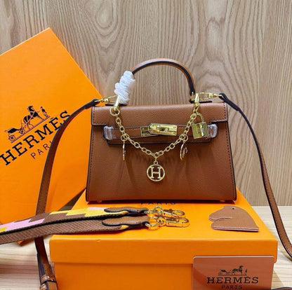 💗Hermes Killy 
1⃣️ First quality
 + chain⛓️+ 2 strap +🎁
Size : 22 *15 *7 cm
90 dhs🪙🌨️
with box🎁

Zain115
♥️♥️♥️