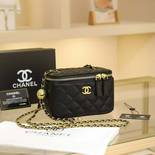 CHANEL 
16cm mirror 
100 dhs✅

with Box
🎁🎁🎁

Zain44
♥️♥️♥️
