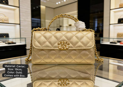 Chanel 
115 dhs✅
With box
Size:19*11*5.5

Zain07
♥️♥️♥️