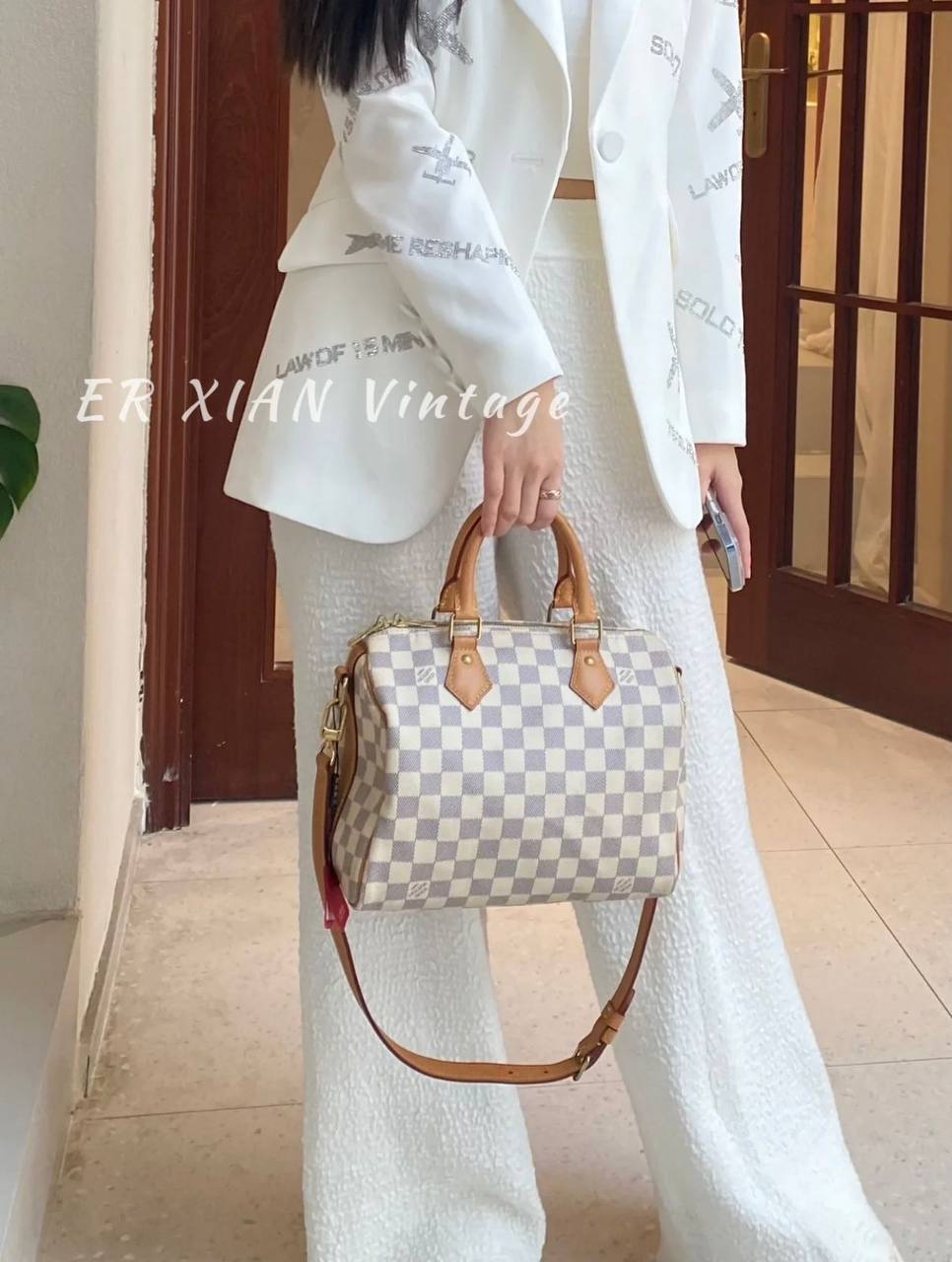 LV SPEEDY 
25CM ,GOOD QUALITY 
WITH BOX 
100 dhs✅

Zain295
♥️♥️♥️