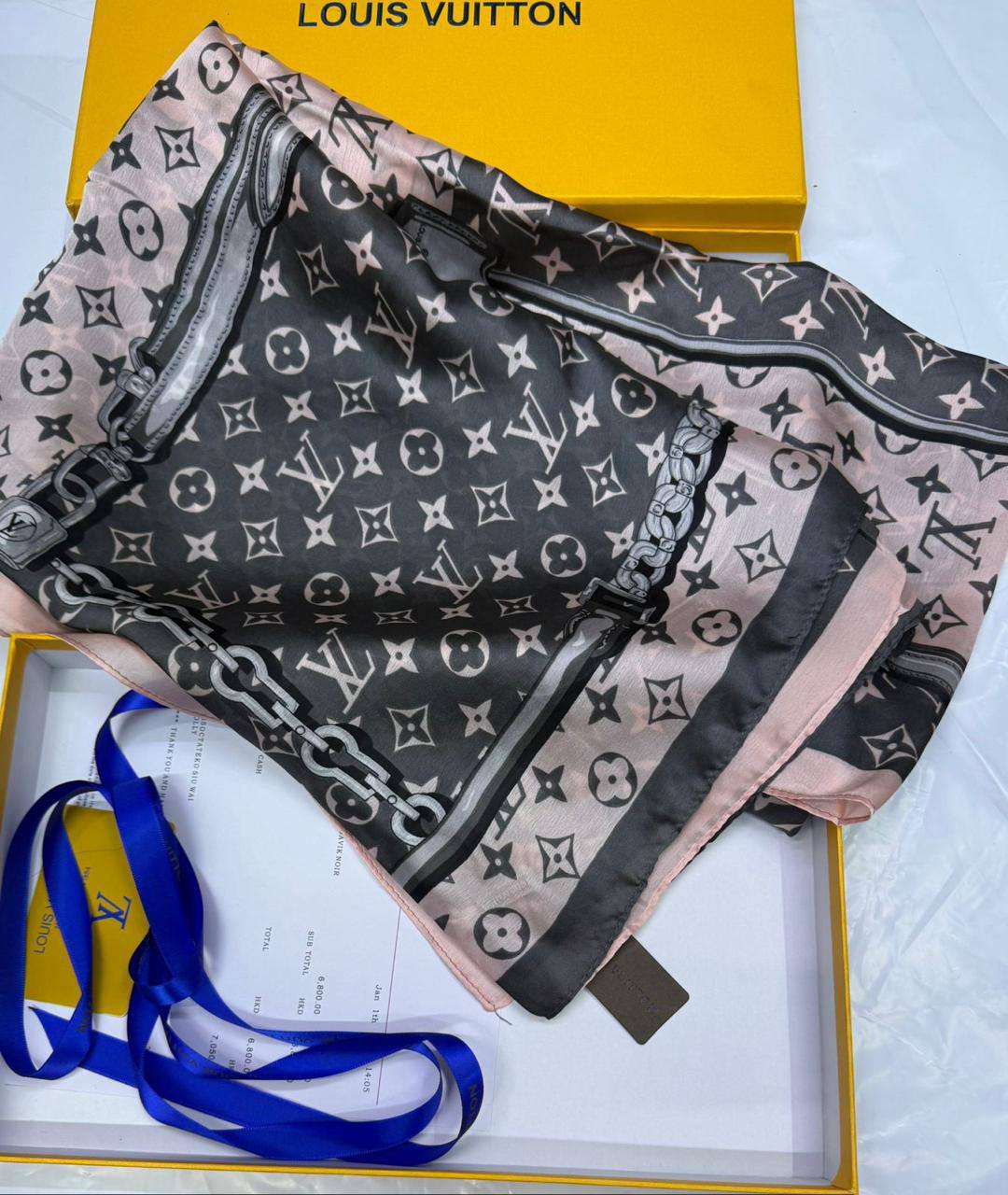 LV - Gucci
Silk scarf 
40 dhs✅
55 dhs✅ 

with box🎁🎁🎁

Zain93
♥️♥️♥️