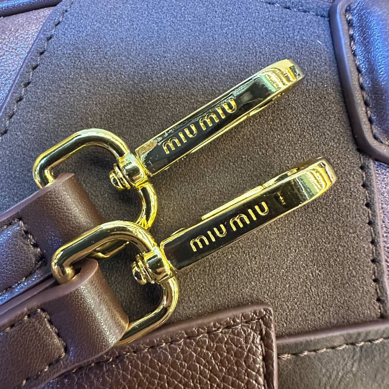 MIU MIU 

COPY ONE NEW CAME 
WITH BOX 
🎁🎁🎁

220 dhs💓
（leather)

Zain39
♥️♥️♥️