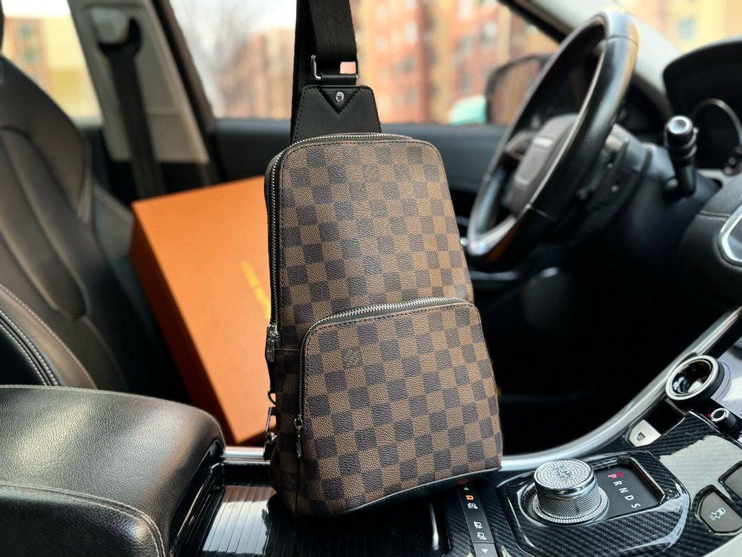 LV
 NEW CAME GOOD QUALITY WITH BOX 
100 dhs✅

Zain295
♥️♥️♥️