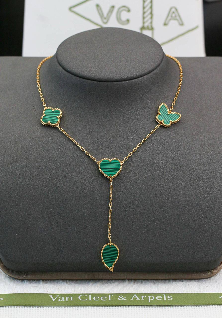 VCA SET ❤️‍🔥*
Necklace 🌊
Earring 🌸
Bracelet ❣️
Master quality 💯
With normal boxes 📦 
150 dhs🪙🌨️
With master box 🗃️ 
230 dhs🪙🌨️

Zain216
♥️♥️♥️