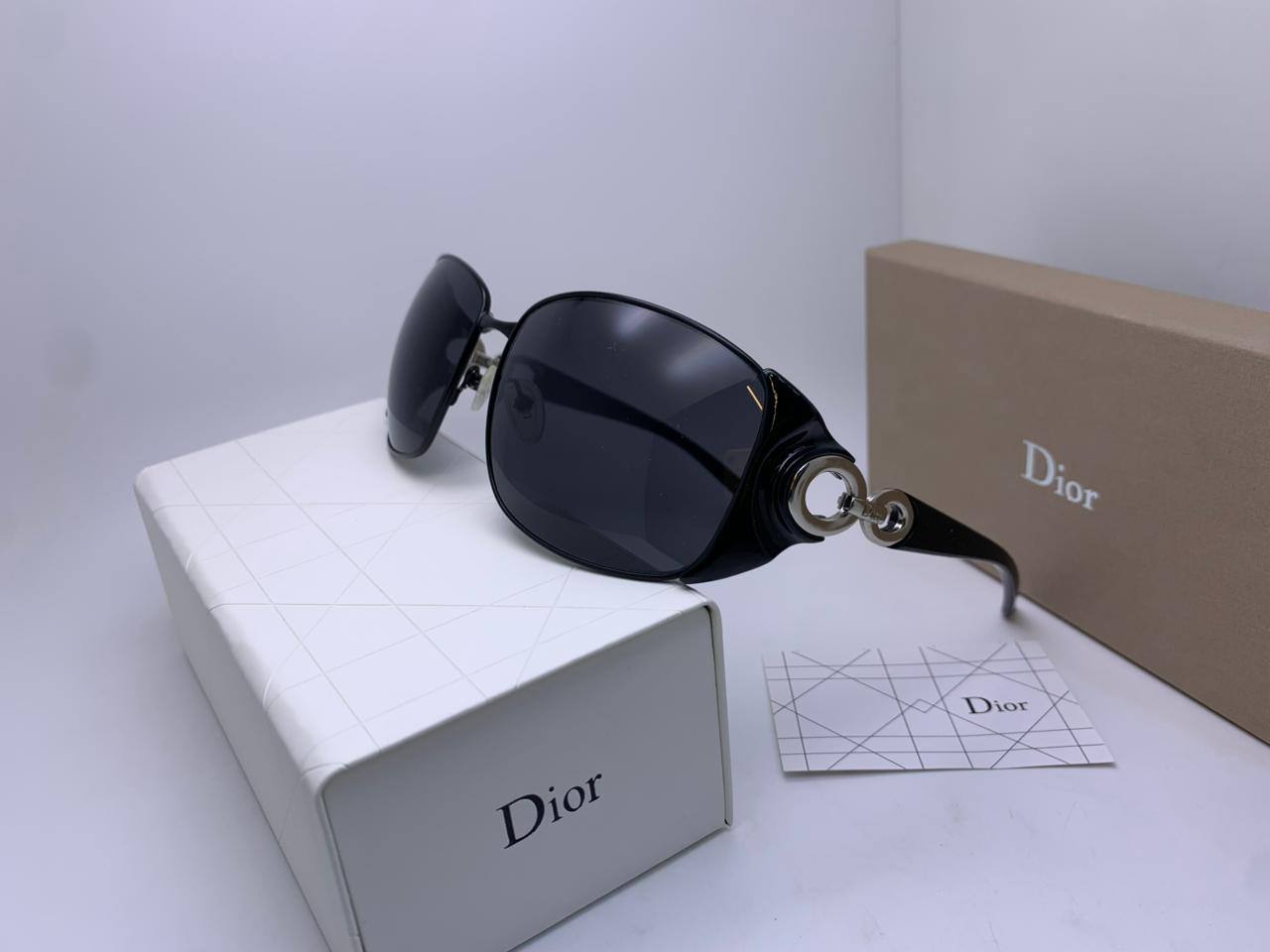 Ladies sunglasses 
70 dhs✅

Zain126
♥️♥️♥️