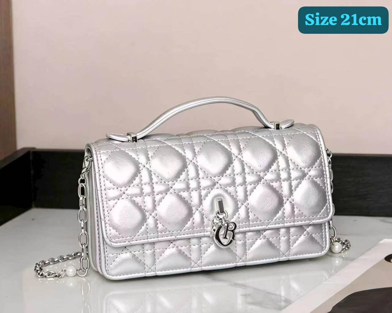 Dior
Good quality 
with box 
110 dhs✅

Zain186
♥️♥️♥️