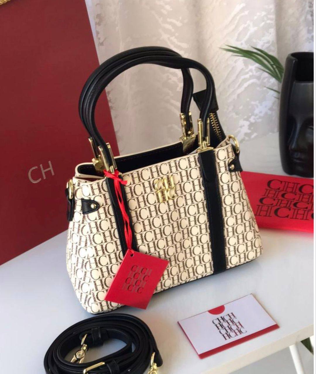 CH

95 dhs❤️

SIZE：22cm

High-quality product

 with a box
🎁🎁🎁

Zain35
♥️♥️♥️