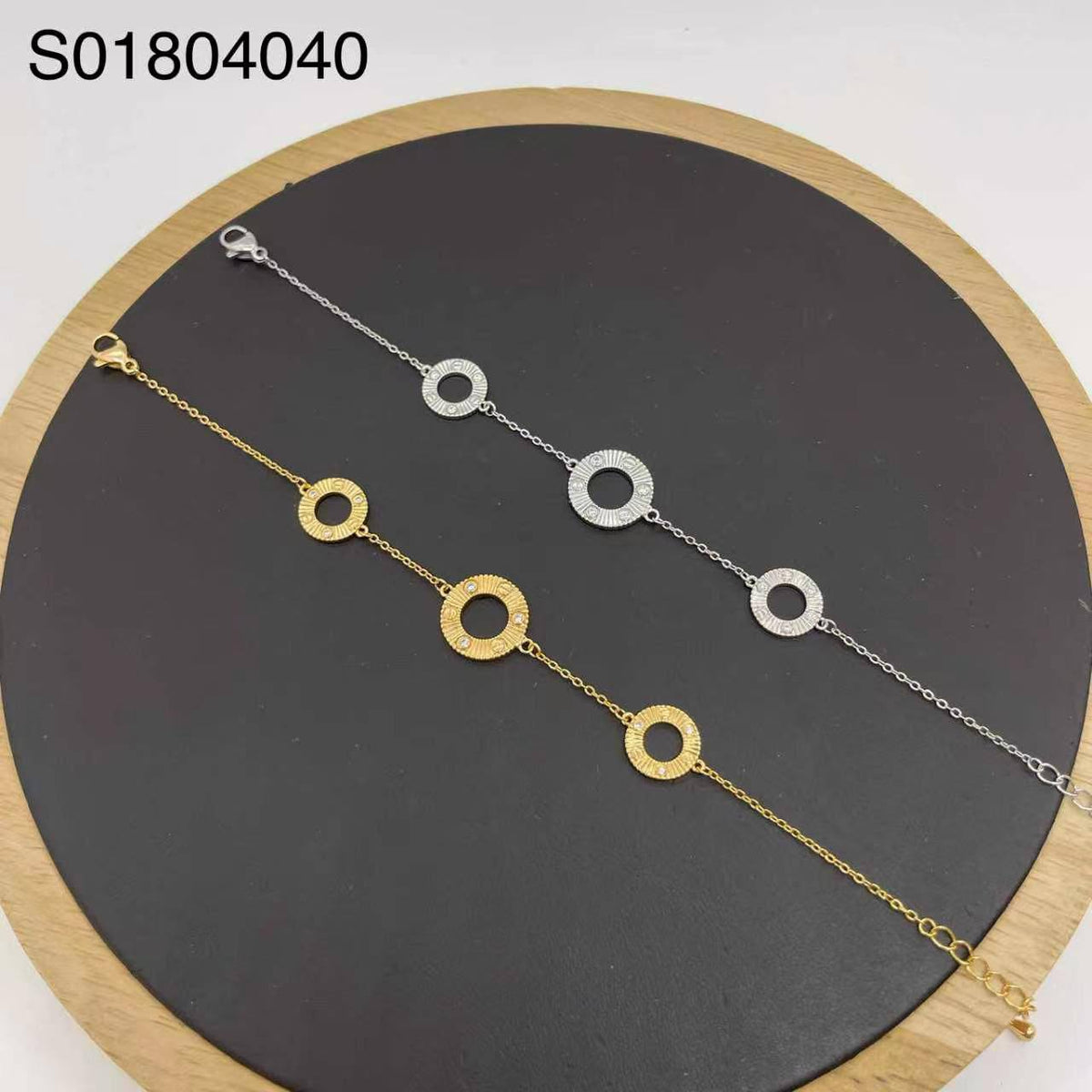 Bracelet ❤️‍🔥

 good quality 💯

 With black boxes 🗃️

35 dhs🇦🇪🇦🇪🇦🇪
With brand boxes 📦


 And paper bag🛍️
40 dhs🇦🇪🇦🇪

Zain216
♥️♥️♥️
