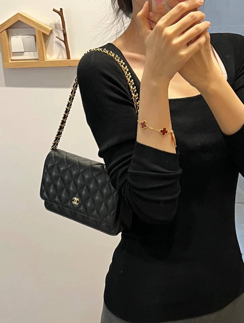 Chanel 
90 dhs💛
with box
size 20×5×14cm

Zain42
♥️♥️♥️