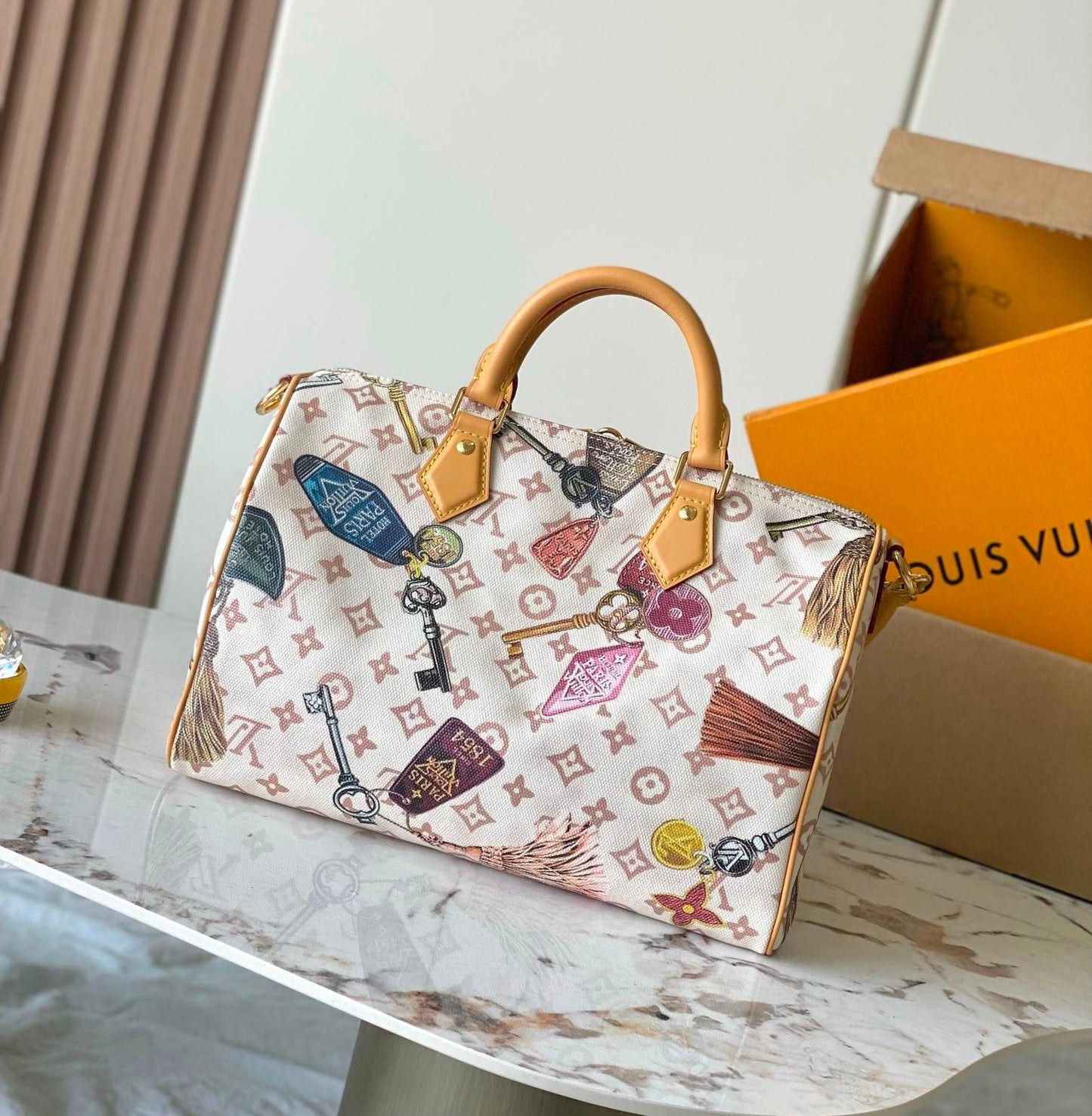LV
 SPEEDY NEW DESIGN MASTER QUALITY 
260 dhs✅
(with leather)
30cm

Zain295
♥️♥️♥️