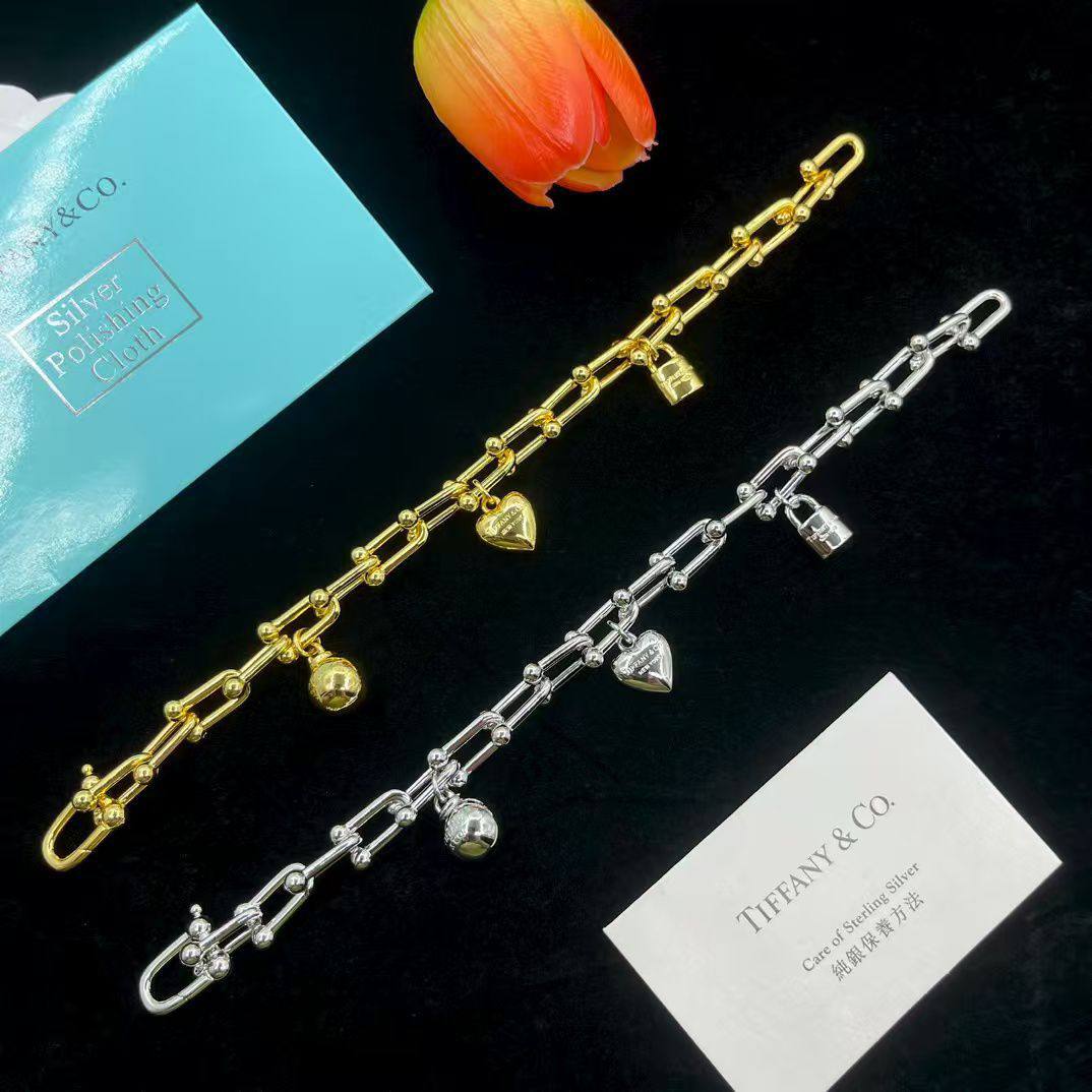 Tiffany ❤️‍🔥*
Bracelet ✨
Master quality 💯
With normal boxes 📦 
60 dhs❣️
With master box 🗃️ 
90 dhs❣️

Zain216
♥️♥️♥️