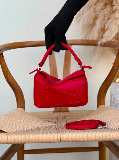 LOEWE
18cm
320 dhs🇦🇪🇦🇪
Top quality 
With box🎁

Zain167
♥️♥️♥️
