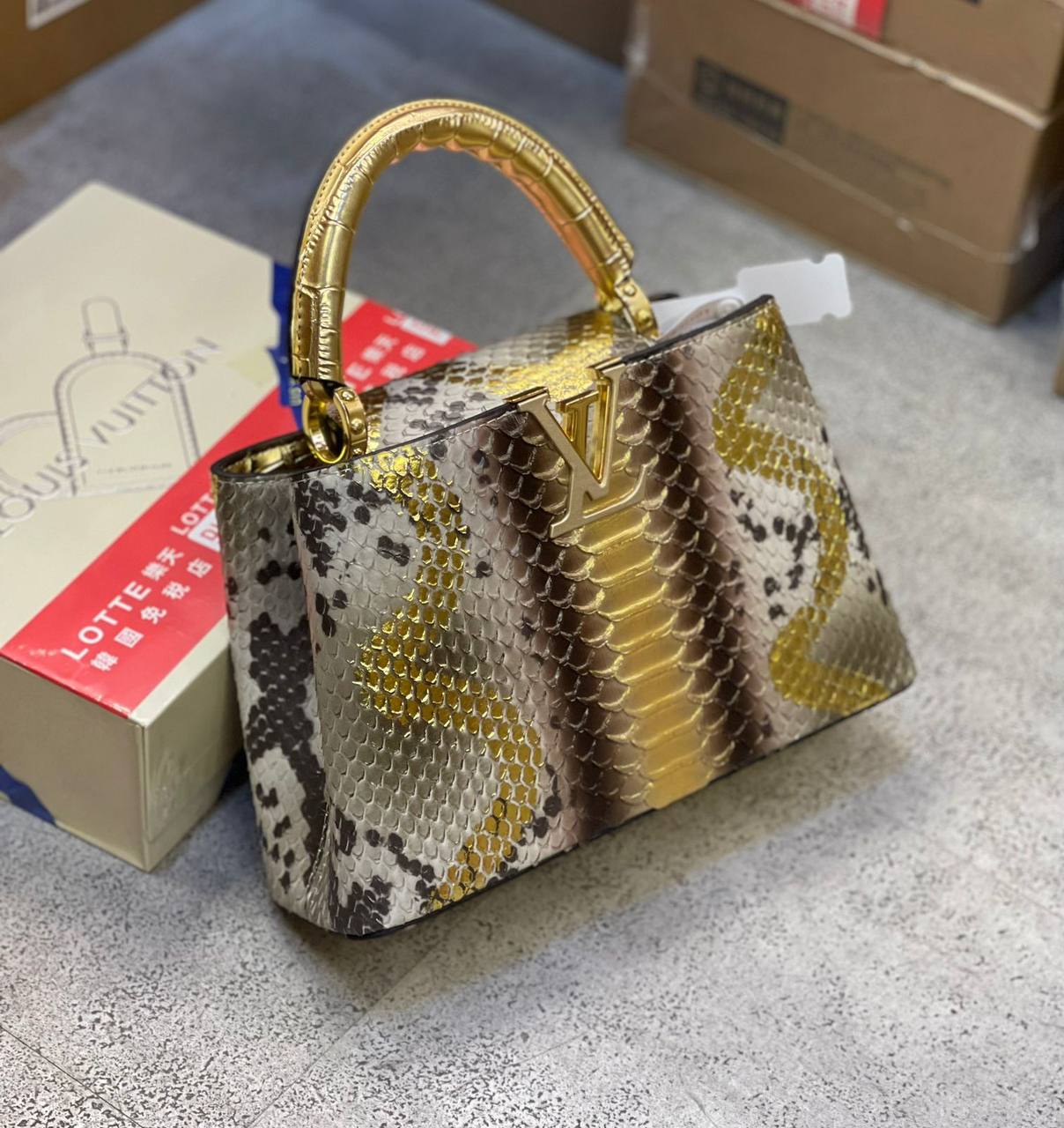 LV
high quality 
350 dhs✅

Zain175
♥️♥️♥️