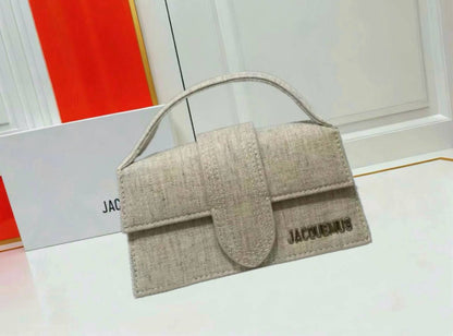 JACQUEMUS 
BIG SIZE NEW CAME GOOD QUALITY 

WITH BOX 🎁🎁🎁

110 dhs💓
SIZE: 24CM

Zain39
♥️♥️♥️