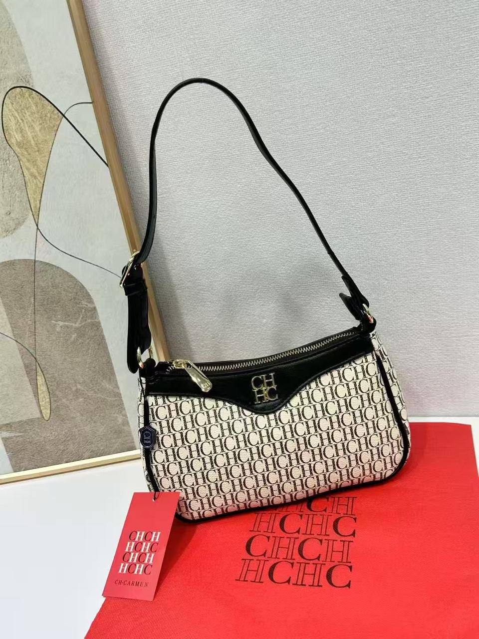 🌹 CHCH hobo
1️⃣ First quality +🎁
Size : 24 * 15 cm
80 dhs💓
with box 🎁

Zain115
♥️♥️♥️