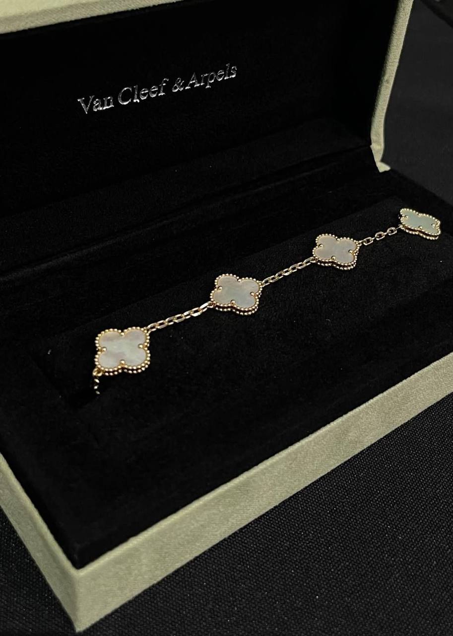 VCA Bracelet 💐
Master quality 💎
Available more colors 👈

*75* AED normal box 📦 
*110* AED original box 🗃️

Zain48
♥️♥️♥️