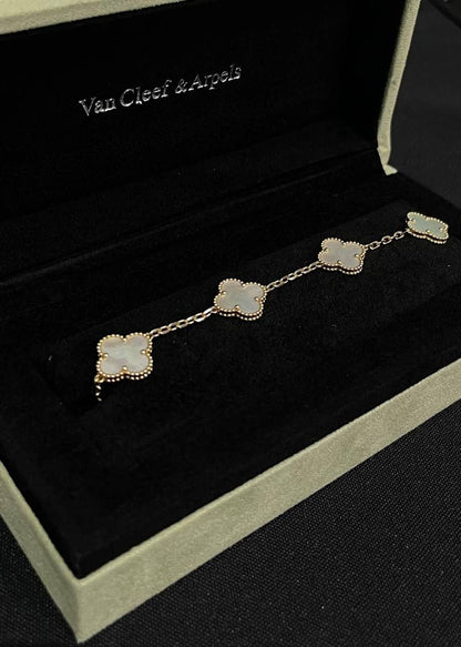 VCA Bracelet 💐
Master quality 💎
Available more colors 👈

*75* AED normal box 📦 
*110* AED original box 🗃️

Zain48
♥️♥️♥️