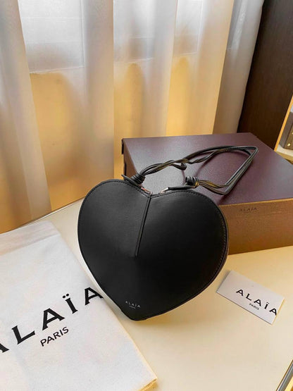 https://t.me/ZCbags/515134Alaia
*Alaia Le Cœur bag✅*
*Size 21 cm*
For Price 👇 WhatsApp✅
0568585901 
0507557372
0552275751 Owner Zain 👌

Zain274
♥️♥️♥️