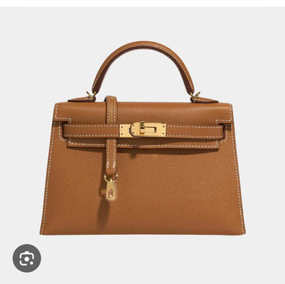 Hermes
GOOD quality

 With boxes 
🎁🎁🎁

SIZE 22 CM 
105 dhs✅

Zain200
♥️♥️♥️