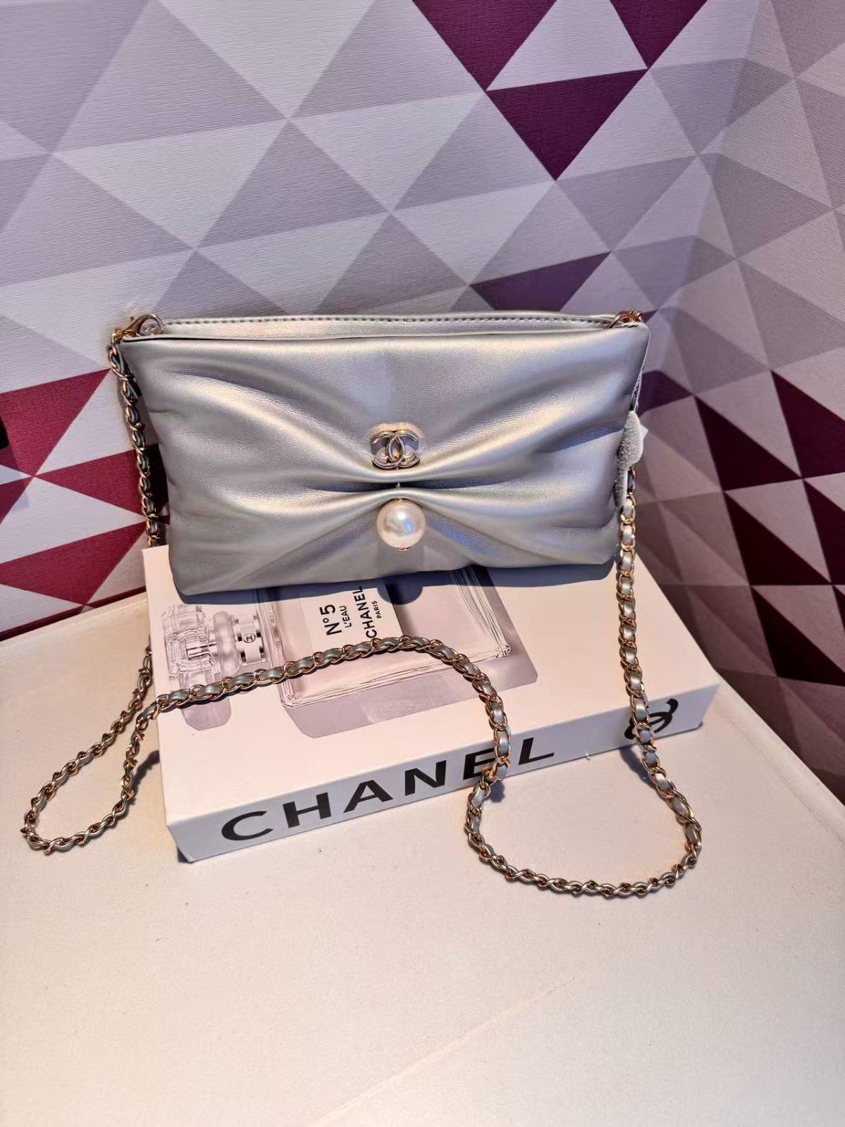 CHANEL

Best quality 
with box
115 dhs🇦🇪🇦🇪

size 24CM

Zain290
♥️♥️♥️