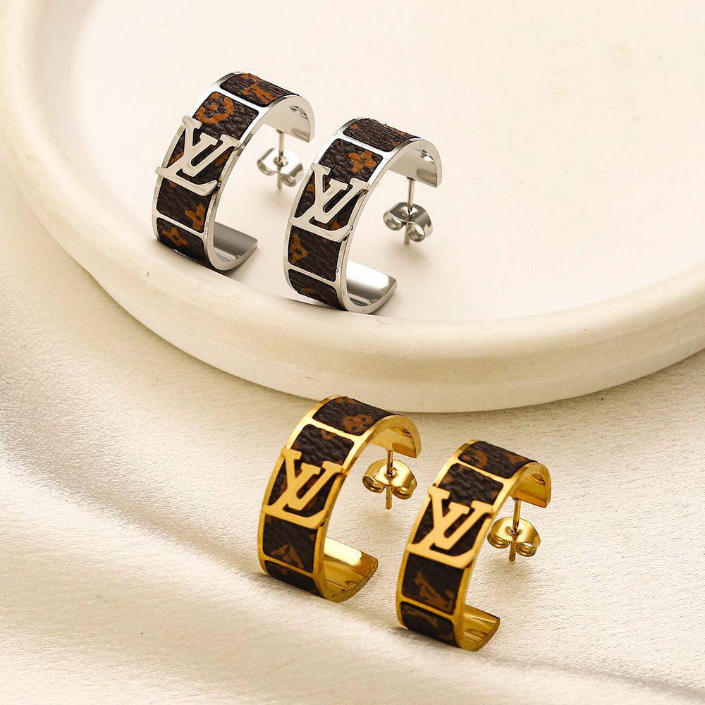 New arrival branded earrings 
30 dhs🪙💚/ pair without box 
40 dhs🪙💚/ pair with branded box

Zain243
♥️♥️♥️