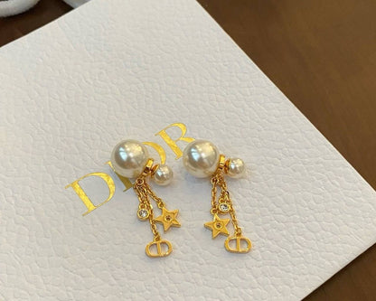 Dior ❤️‍🔥*
Earring ✨
Master quality 💯
With normal boxes 🗃️ 
45 dhs✅
With master box 📦 
60 dhs✅

Zain216
♥️♥️♥️