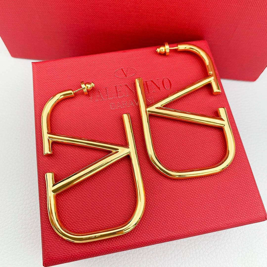 Valentino ❤️‍🔥*
Earring 🦋
Master quality 💯

With normal boxes 📦 
60 dhs🪙🌨️

With master box 🗃️ 
75 dhs🪙🌨️

Zain216
♥️♥️♥️