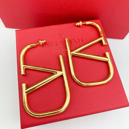 Valentino ❤️‍🔥*
Earring 🦋
Master quality 💯

With normal boxes 📦 
60 dhs🪙🌨️

With master box 🗃️ 
75 dhs🪙🌨️

Zain216
♥️♥️♥️