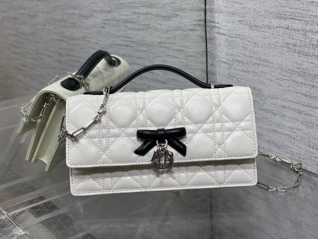Dior My Dior Mini Bag
*Size 21 cm*
For Price 👇 WhatsApp✅
0568585901 
0507557372
0552275751 Owner Zain 👌

Zain274
♥️♥️♥️