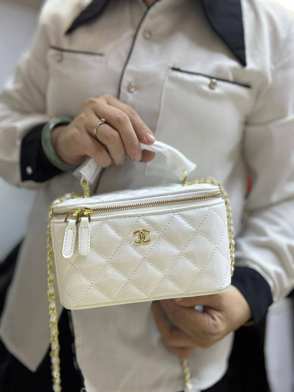 🌸 Chanel 24K
1⃣️ First quality +🎁
Size: 17.5 * 10 * 8 cm
85 dhs❤️
with box🎁

Zain115
♥️♥️♥️
