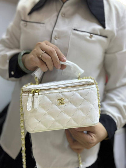 🌸 Chanel 24K
1⃣️ First quality +🎁
Size: 17.5 * 10 * 8 cm
85 dhs❤️
with box🎁

Zain115
♥️♥️♥️