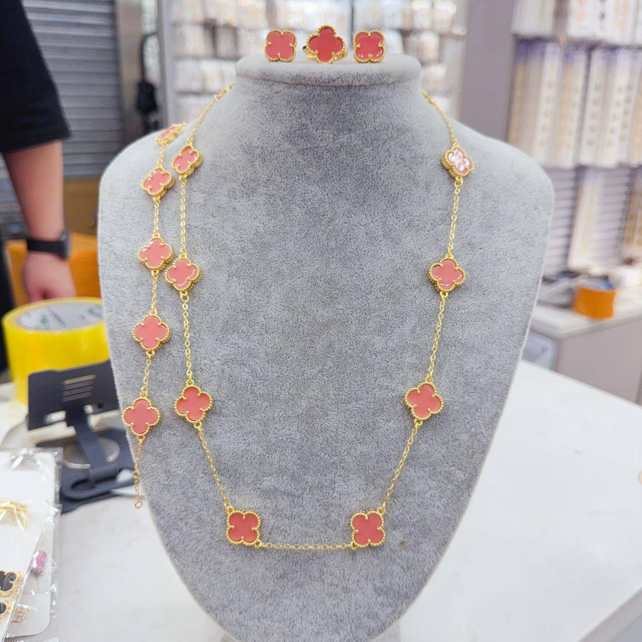 VCA SET❤️‍🔥*
Necklace 🍁
Earring💥
Bracelet 🐦‍🔥
Master quality 💯
With normal boxes 📦 
250 dhs🪙🌨️
With master box 🗃️ 
300 dhs🪙🌨️

Zain216
♥️♥️♥️