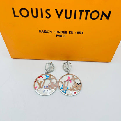 New arrival branded earrings stainless steel non tarnish 
30 dhs✅✅
40 dhs✅✅ with normal box 

Zain243
♥️♥️♥️