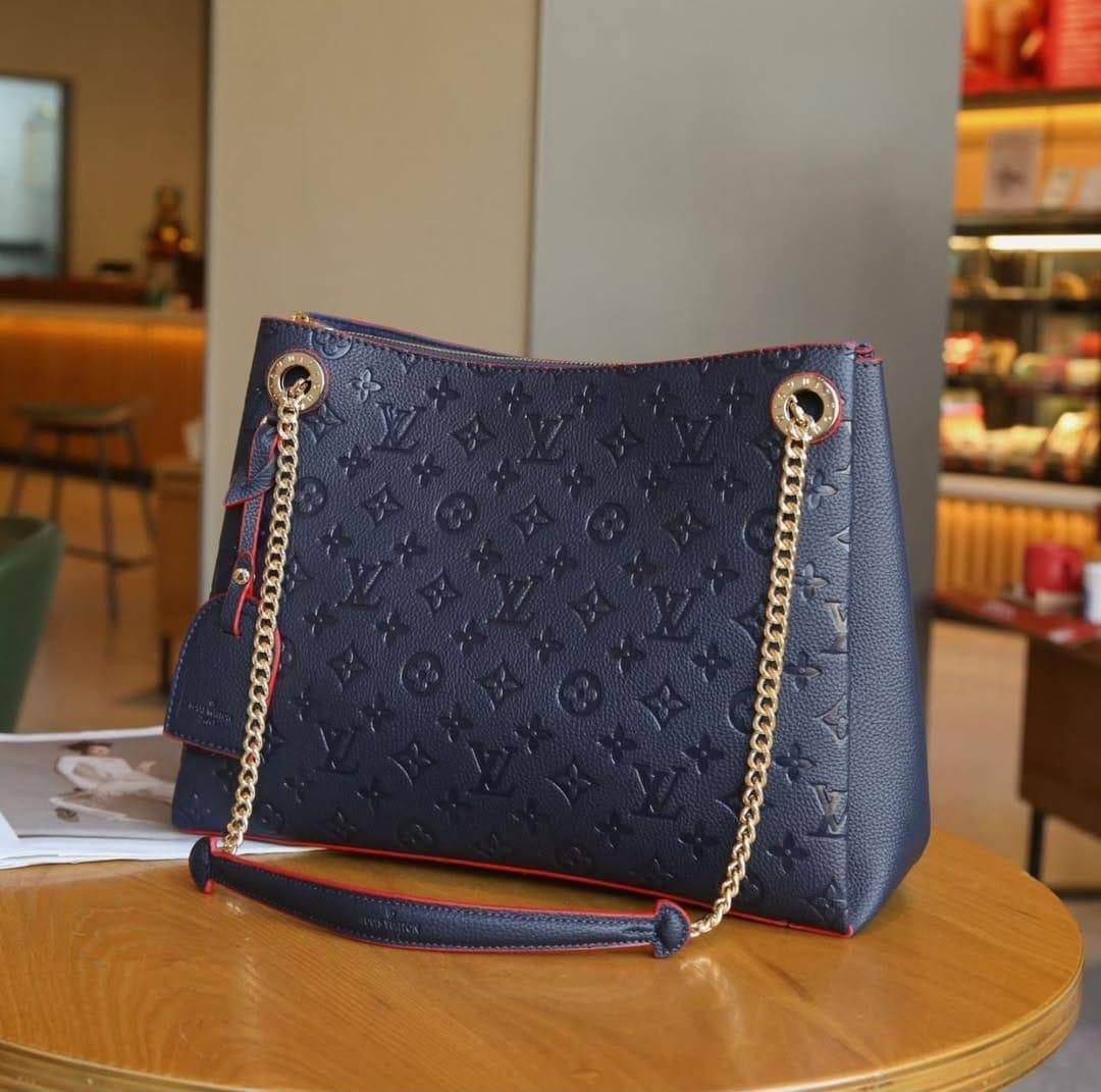 Lv Medium Size
Good Quality 
110 dhs🪙💕

Zain250
♥️♥️♥️