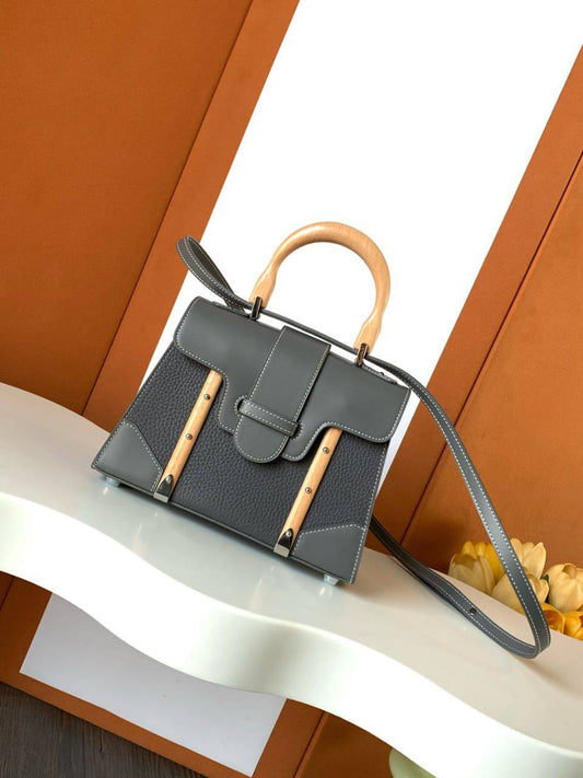 *Goyard Saigon Handbag✅*
*Size 20cm*
For Price 👇 WTSP Text Zain 0568585901

Zain274
♥️♥️♥️
