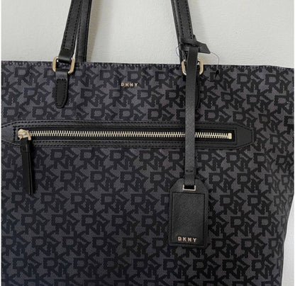 DKNY
100 dhs👑
SIZE：42cm
Good quality and big capacity

Zain35
♥️♥️♥️