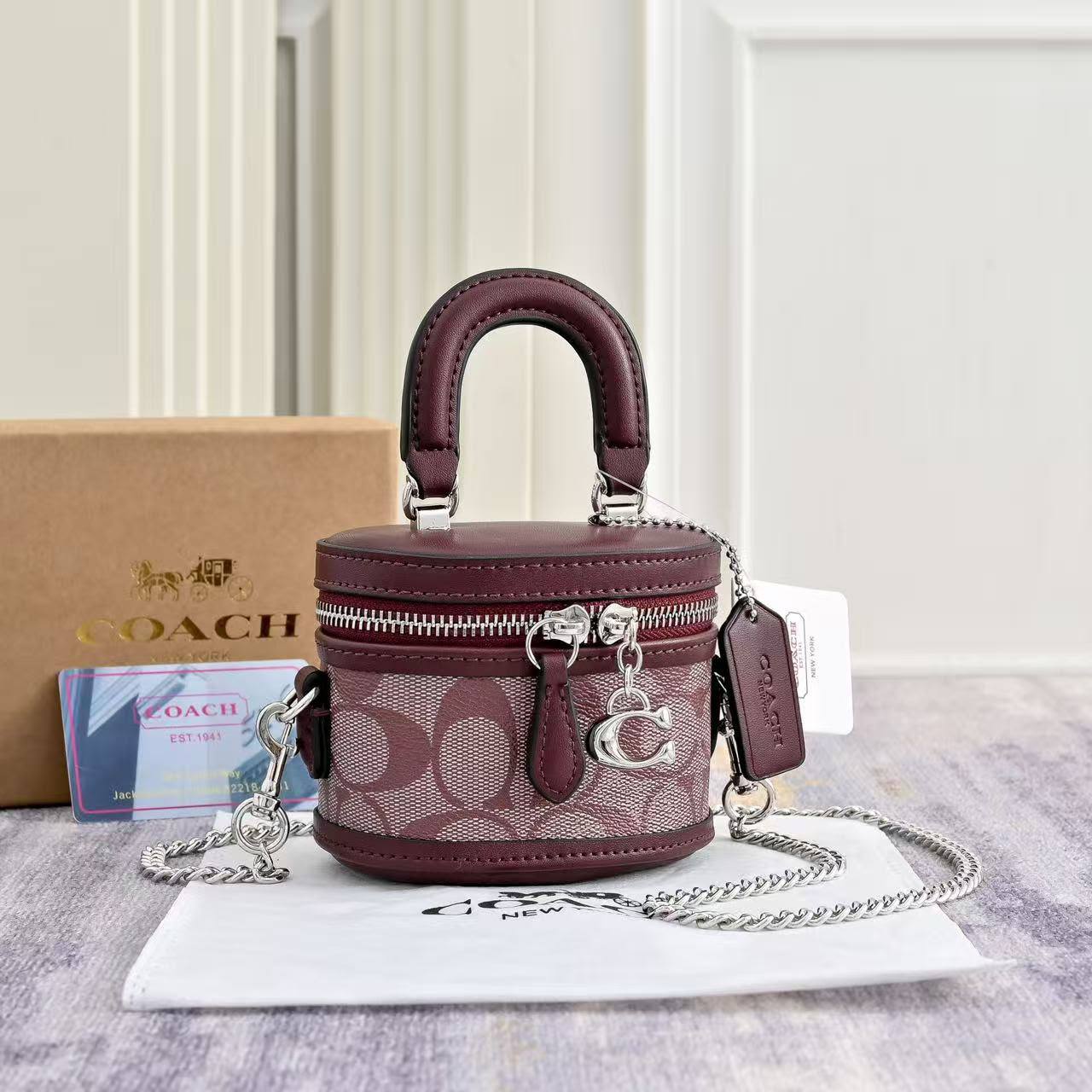 Coach
Coach 
90 dhs🇦🇪🇦🇪
with box
size 11×8.5×9cm

Zain42
♥️♥️♥️