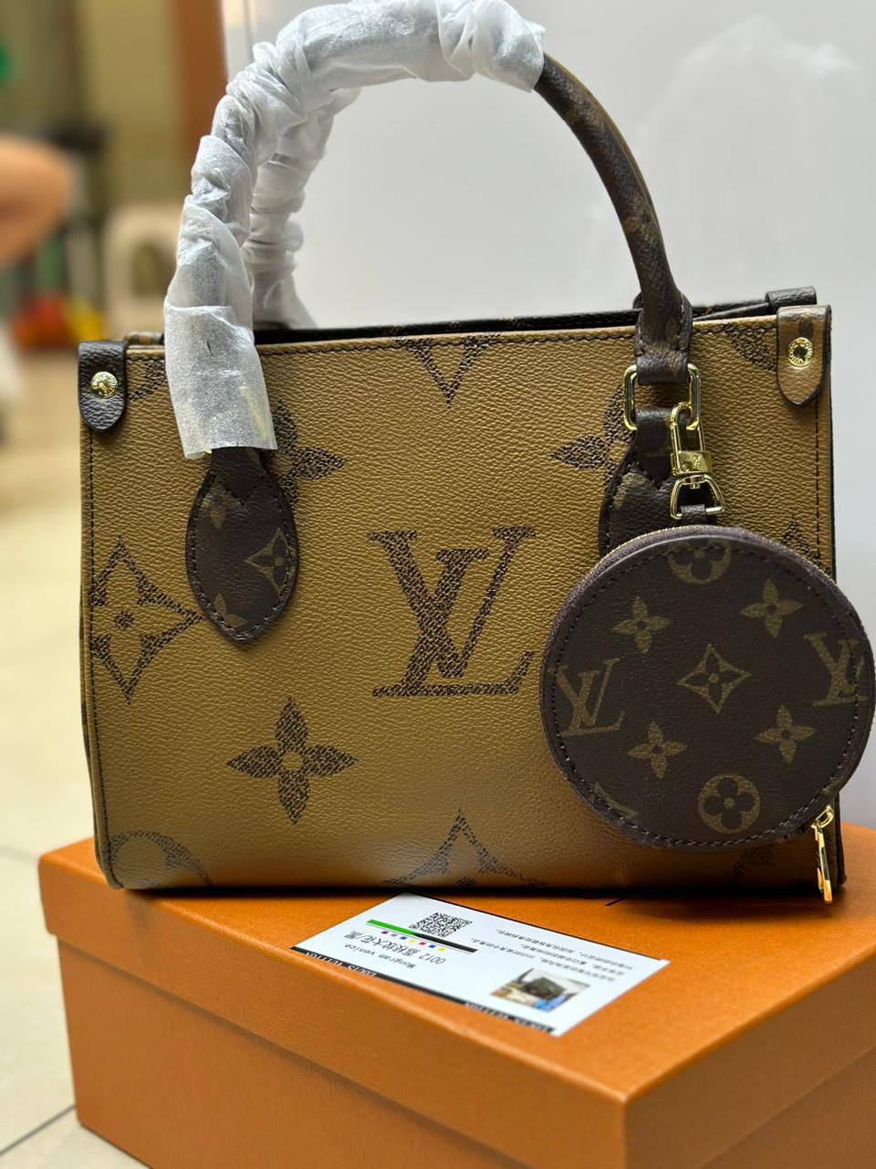 LV
Size 25cm
110 dhs✅
With box 📦

Zain70
♥️♥️♥️